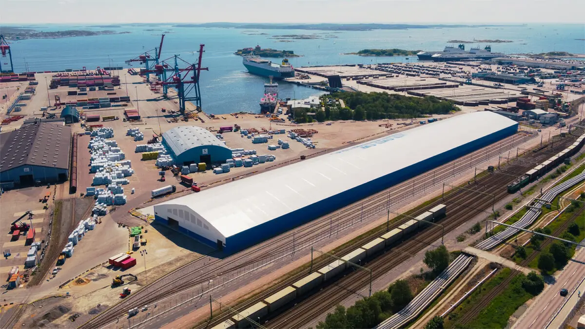 مستودع صناعي واسع للتخزين