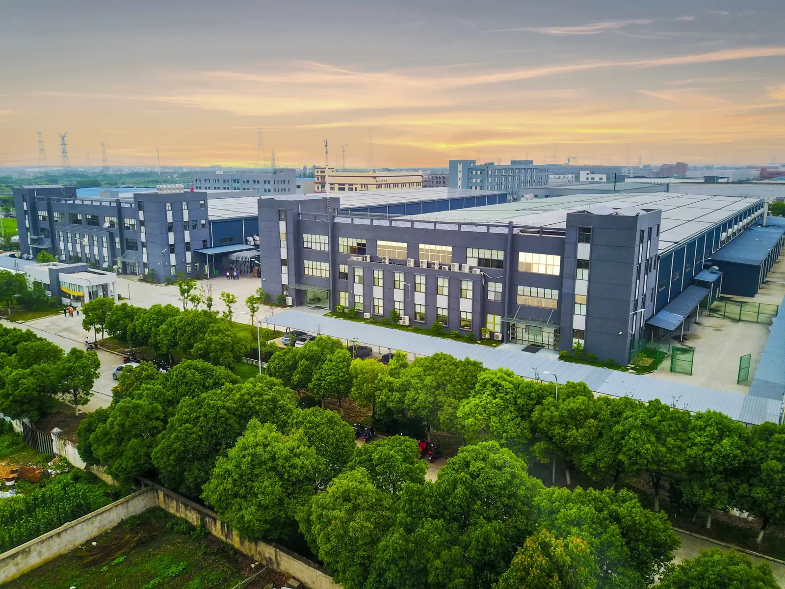 مصنع تعبئة صديق للبيئة يعتمد على ممارسات مستدامة