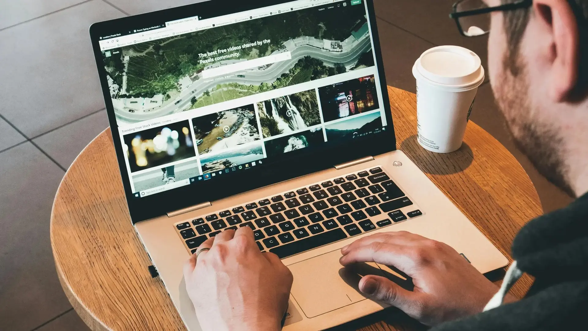 أخصائي تحرير الفيديو للتدريب والبرامج التعليمية