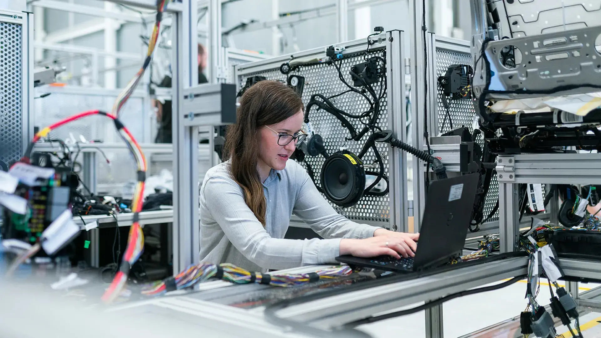 مهندس الأجهزة المدمجة والأنظمة الكهربائية